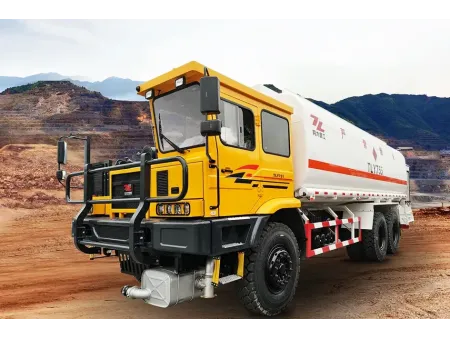 شاحنة صهريج الوقود (لتزويد الشاحنات والمعدات الأخرى بالوقود) Off-Road Fuel Truck