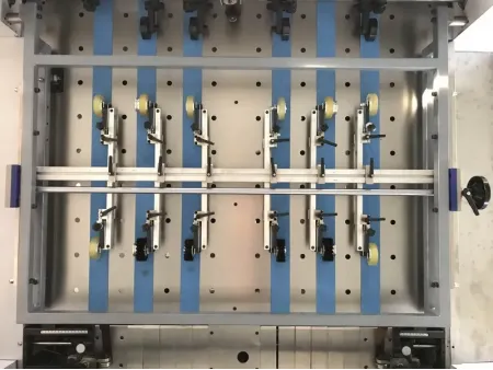 ماكينة القطع بالقوالب المسطحة والتجعيد لألواح الكرتون والورق المقوى وألواح PVC  (أوتوماتيكية بالكامل)