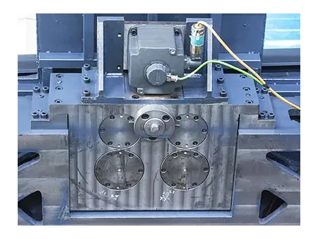 ماكينة الحفر والتفريز CNC نوع Planer (تعتمد حركة خطية نسبية بين قطعة العمل وأداة القطع)