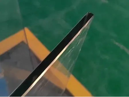 زجاج مقوّى منحني على شكل حرف L