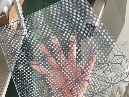 زجاج مطبوع رقمياً بأنماط نقاط وخطوط