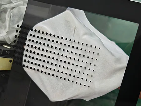 زجاج مطبوع رقمياً بأنماط نقاط وخطوط