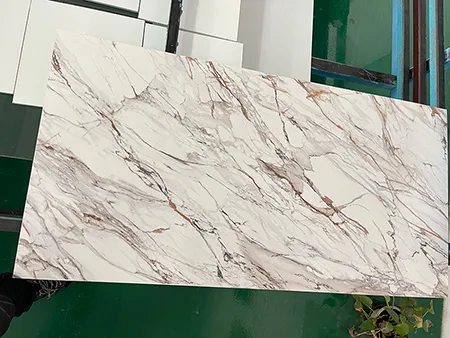 زجاج مطبوع رقمياً بتأثير حجر الأردواز
