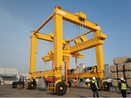 رافعة جسرية ذات إطارات مطاطية Rubber Tired Gantry Crane