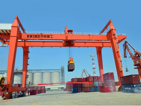 رافعة حاويات جسرية تتحرك على سكة حديدية Rail Mounted Container Gantry Crane