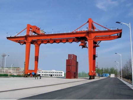 رافعة حاويات جسرية تتحرك على سكة حديدية Rail Mounted Container Gantry Crane