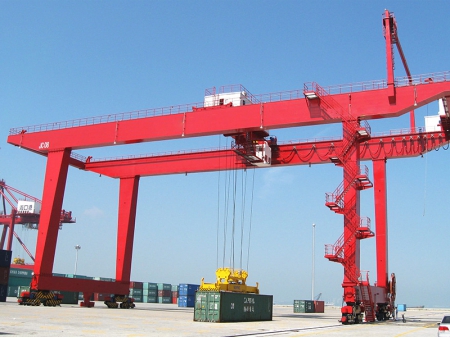 رافعة حاويات جسرية تتحرك على سكة حديدية Rail Mounted Container Gantry Crane