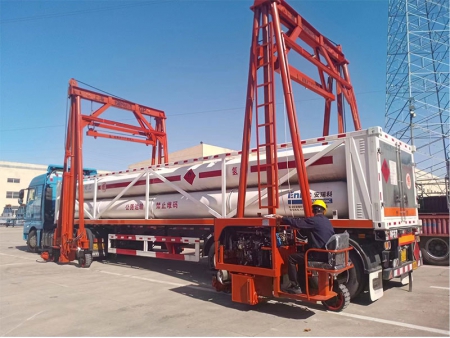 رافعة قنطرية ذات سارية (رافعة نقل حاويات) Container Straddle Carrier