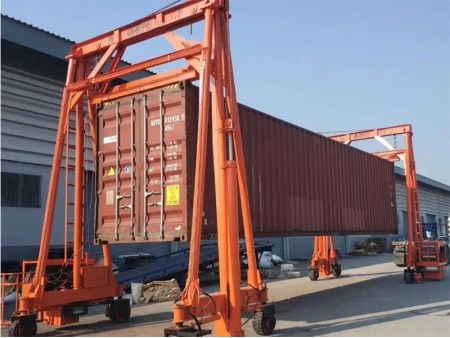 رافعة قنطرية ذات سارية (رافعة نقل حاويات) Container Straddle Carrier