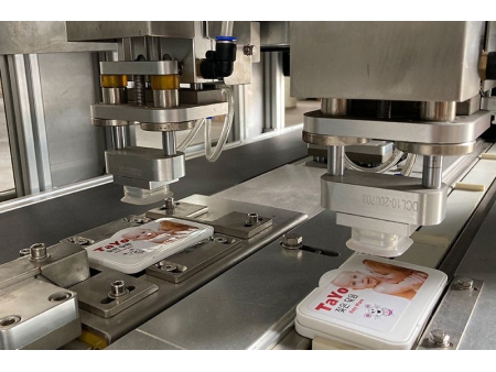 ماكينة وضع غطاء علب مناديل مبللة (إدراج الغطاء ولصق الليبل ووضع الغطاء بدقة عالية) Fully Automatic Wet Wipes Lid Applicator Machine