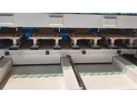 مركز تشغيل رقميCNC متطور بخمسة محاور وأربع طاولات (لزيادة الكفاءة الإنتاجية وأعلى مستويات الدقة) (لمعالجة قطع الخشب الكبيرة بدقة وكفاءة عالية)  Four Table 5 Axis CNC Machining Center