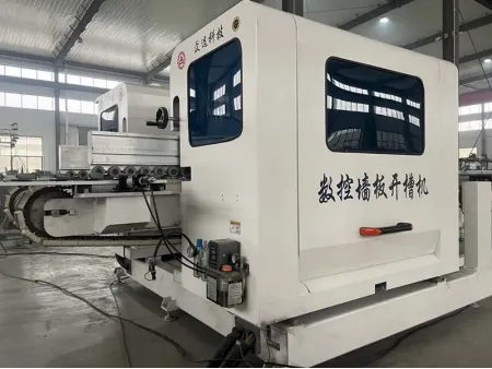 ماكينة تفريز حواف ألواح جدران خشب بنظام CNC (من جانبين)  CNC Wall Panel Edge Slotting Machine (Double Side)