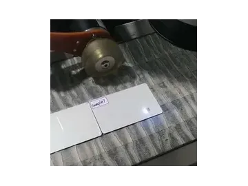 جهاز وسم ليزر الأشعة فوق البنفسجية فائق السرعة على خط الإنتاج المتحرك