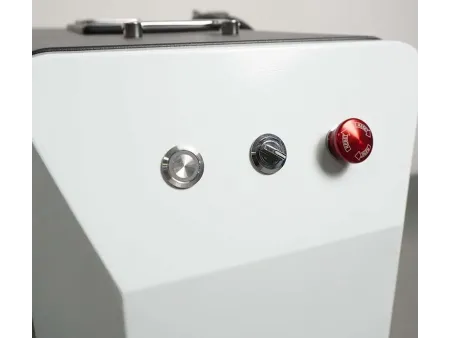 ماكينة تنظيف بالليزر النبضي عالي الدقة