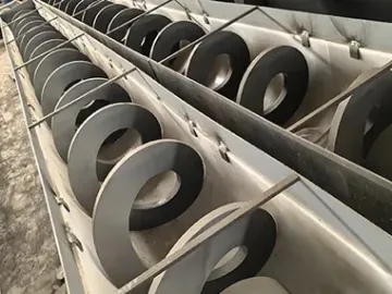 الناقل الحلزوني/ الناقل اللولبي (نقل مغلق وآمن للمواد السائبة) Screw Conveyor