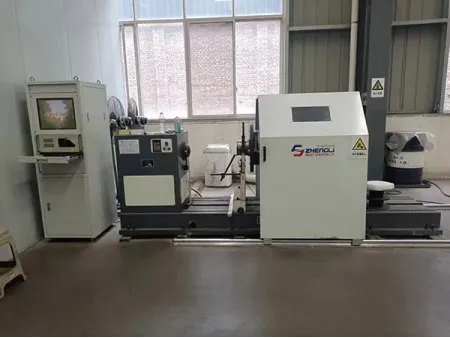 ماكينة موازنة ديناميكية بنظام محامل ثابتة (نظام عمود كردان لنقل الحركة)