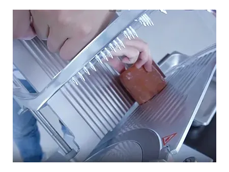 قطاعة سلايسر للأطعمة (قطاعة لحوم مرتديلا وخبز واجبان وخضروات/ ماكينة تقطيع شرائح)