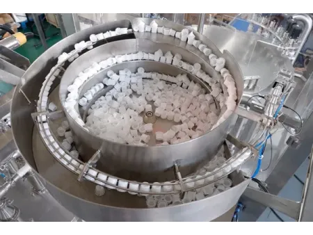 ماكينة تعبئة وتركيب أغطية أكياس الفوهات