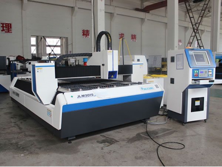 آلة قطع المعادن بليزر الألياف CNC (700w)