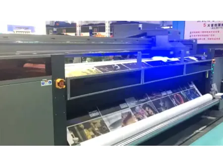 آلة طباعة رقمية بالأشعة فوق البنفسجية (رول إلى رول) UV Roll to Roll Digital Printer