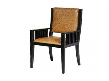كرسي جلد ذو مساند الذراعين الخشبية