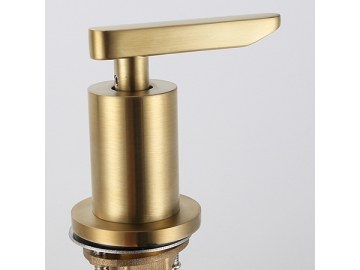 خلاط مغسلة بمظهر ذهبي مصقول ثلاث قطع SW-BFL003                     Pegasus Brushed gold 3 holes widespread basin faucet