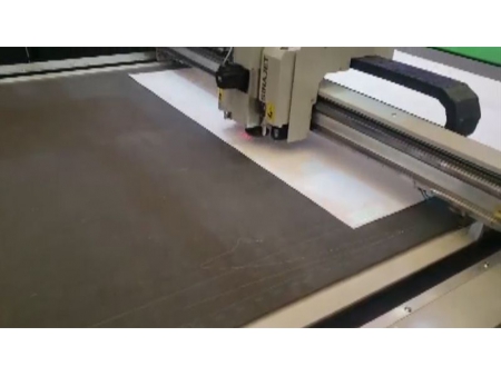 ماكينة ديجيتال لقص وتقطيع القماش والمنسوجات Digital Cutter for Textile/Garment Industry