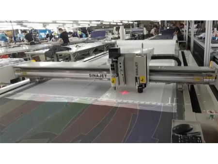 ماكينة ديجيتال لقص وتقطيع القماش والمنسوجات Digital Cutter for Textile/Garment Industry