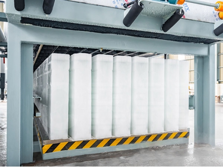 ماكينتان لإنتاج مكعبات الثلج بتقنية التبريد المباشر، سعة كل منهما 15 طن، لعميل إندونيسي