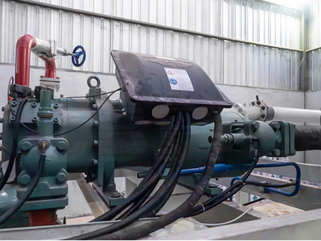 ماكينتان لصنع الثلج الكتلي بالتبريد المباشر بقدرة 15 طن لكل منهما على جزيرة Bangka، إندونيسيا.