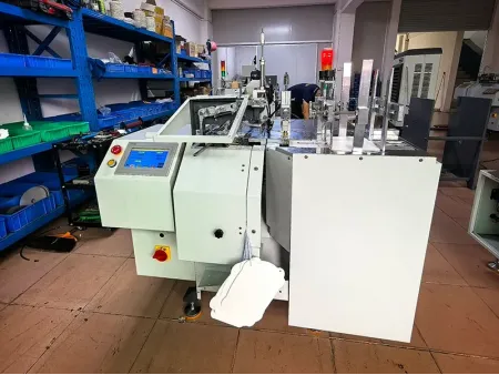 ماكينة أوتوماتيكية لربط كروت التعليق بخيط مطاطي (مع ثقب جانبي)، طراز TL-UM8C   Automatic Hang Tag Elastic Stringing Machine (Side-Hole Punching)
