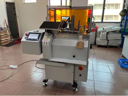 ماكينة أوتوماتيكية لربط كروت التعليق عالية السرعة، طراز UM-HE3   High-Speed Automatic Hang Tag Stringing Machine