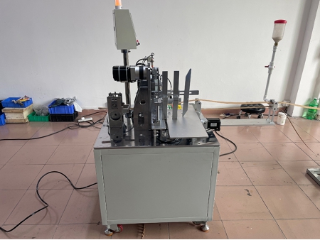 ماكينة تركيب حلقات ألية لتعليق الكروت، UM-160Z                      Automatic Hang Tag Eyeleting Machine