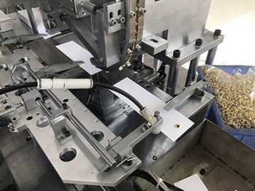 ماكينة تركيب آلي لحلقات تثبيت علامات أمتعة الطيران، LM-JY5                       Automatic Airline Tag Eyeleting Machine